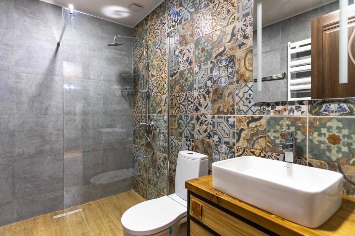 3Br Apt W Huge Terrace & Magnificent Views 第比利斯 外观 照片